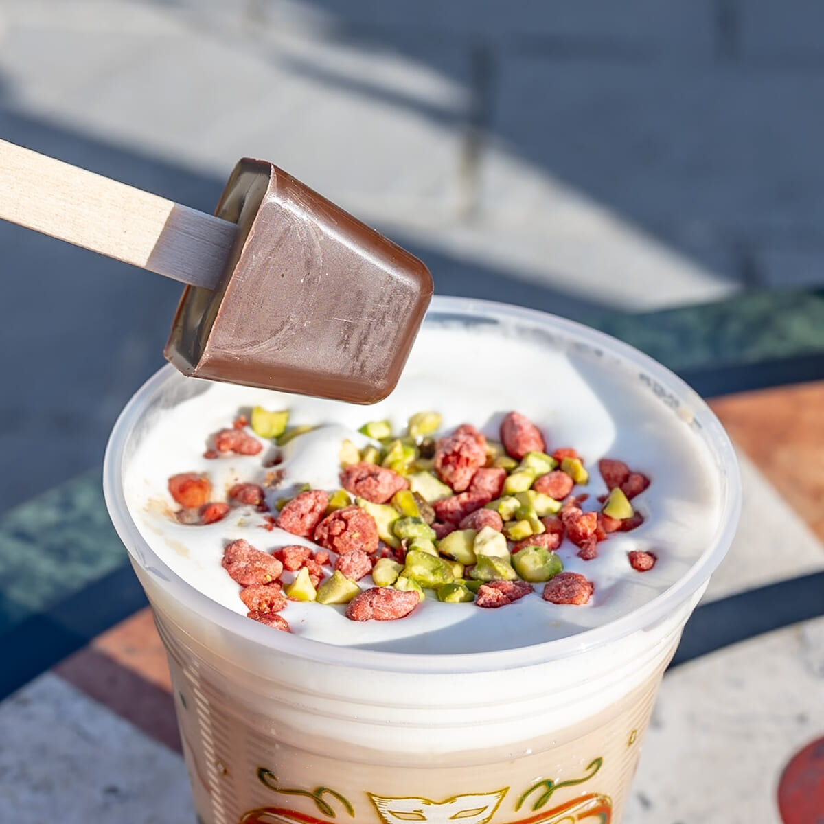 東京ディズニーシー「ピスタチオとストロベリーのカフェモカ」2