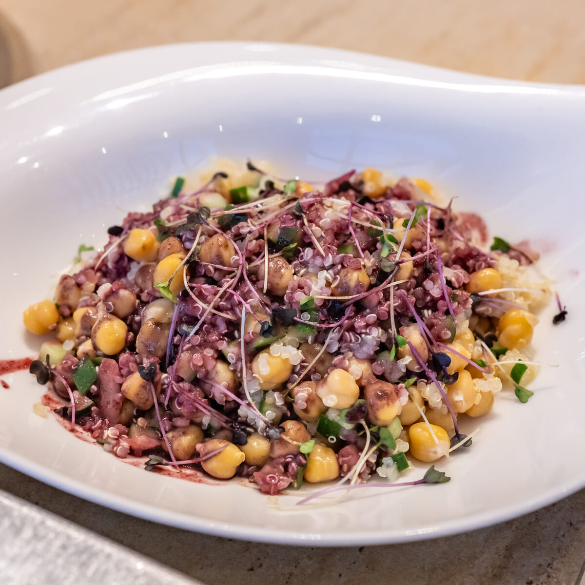 ヒヨコ豆とキヌアのサラダ アサイードレッシング