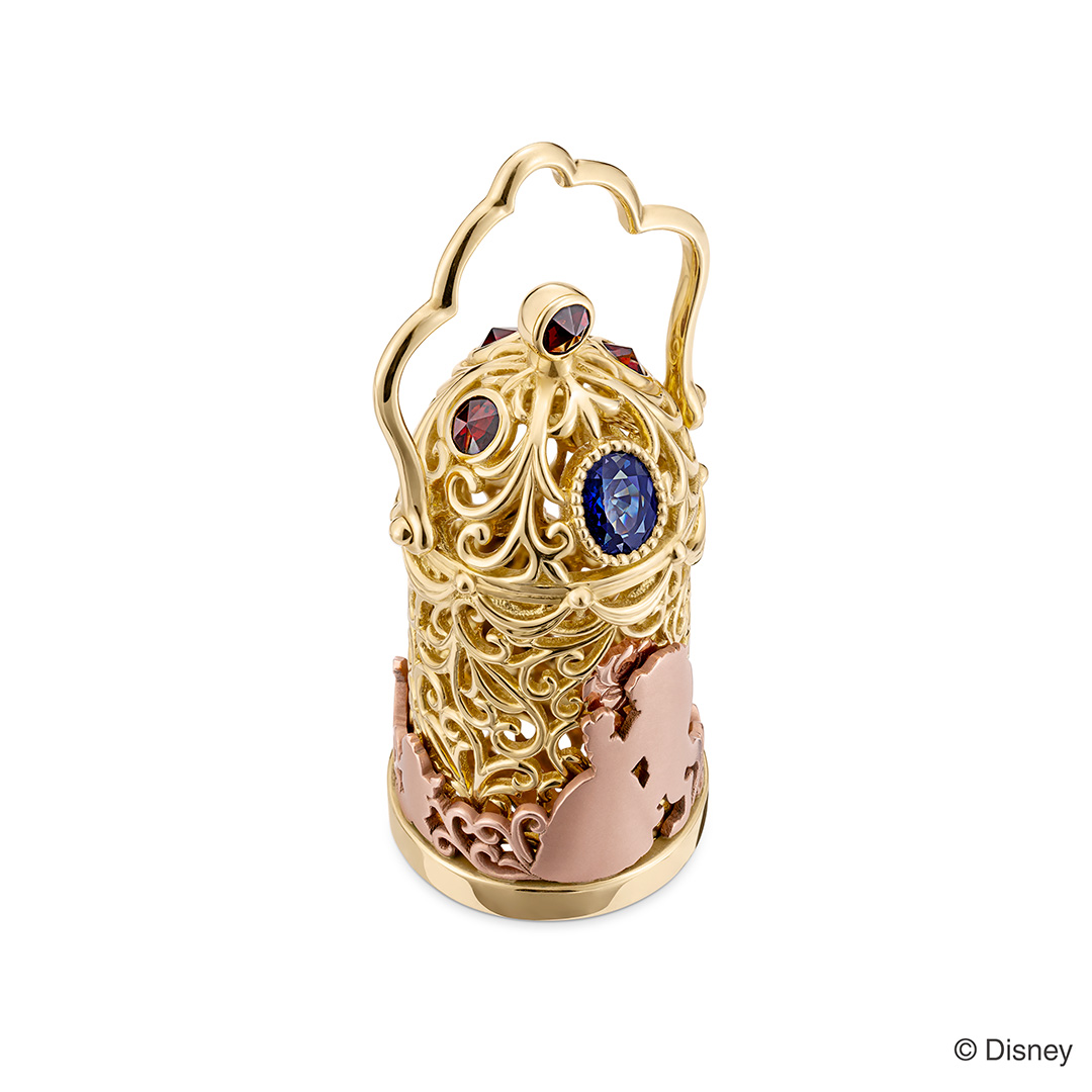 回る仕掛けが楽しく優雅な『美女と野獣』がモチーフのペンダント　裏