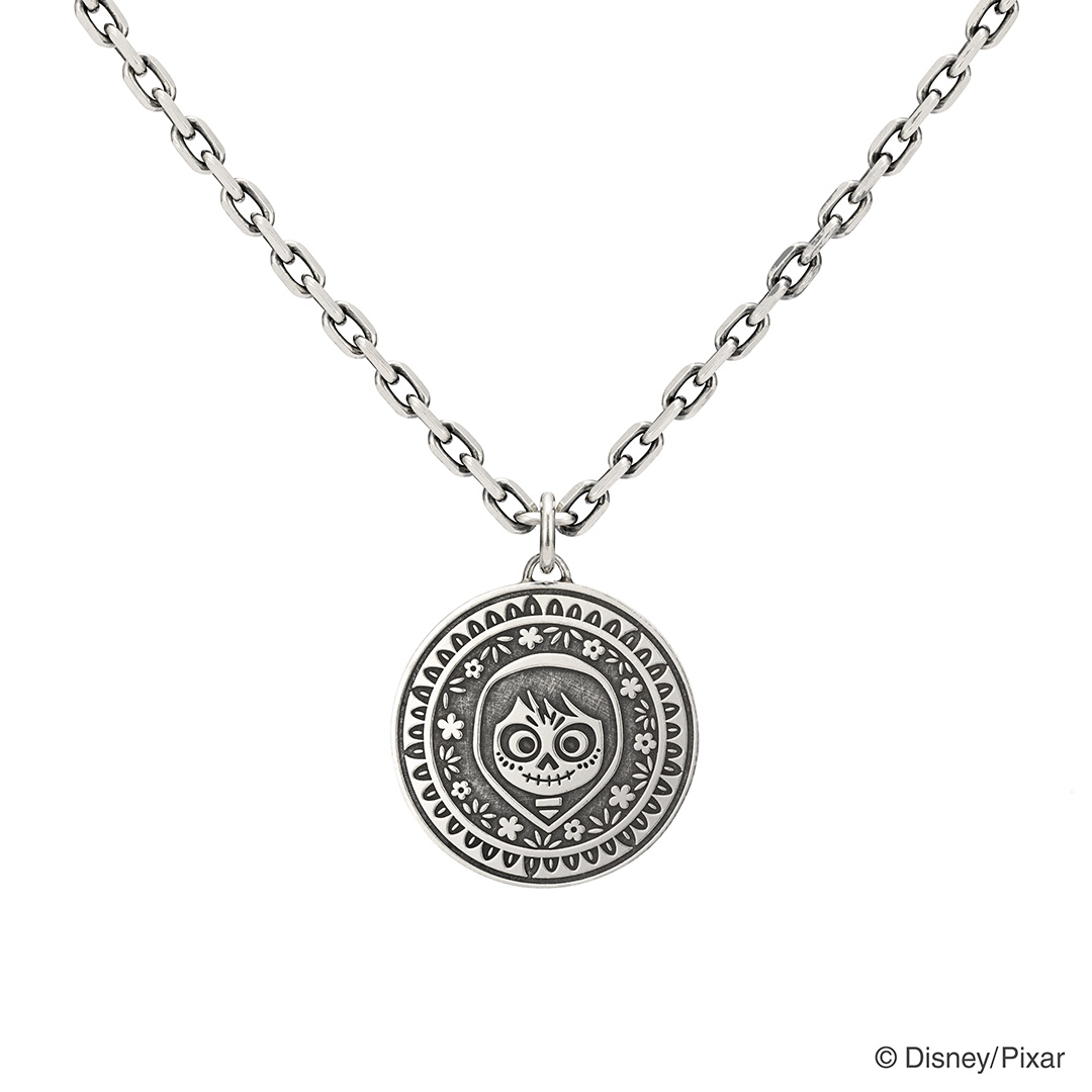 仕事中も愛用の『リメンバー・ミー』をモチーフにしたシルバーネックレス