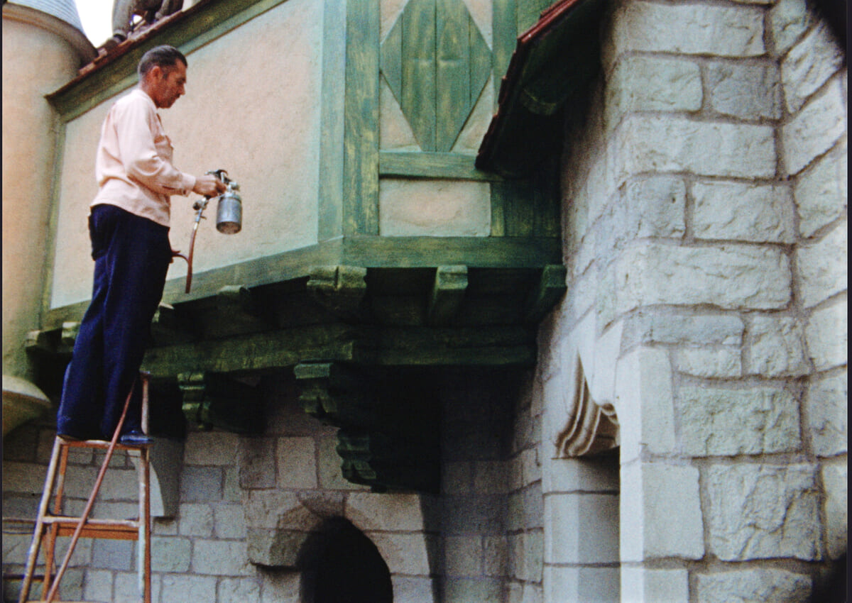 建物の壁面を塗装する作業風景