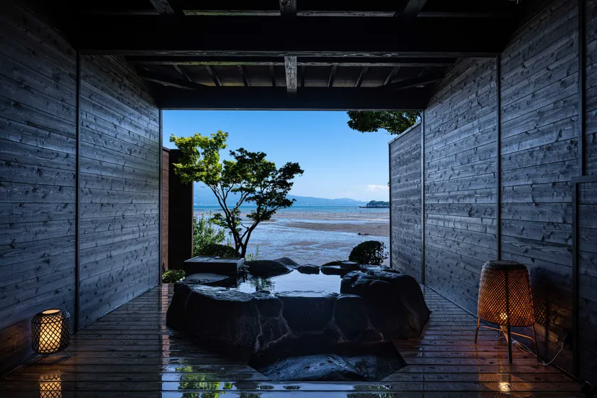 大きく張り出したデッキに浮かぶように作られた半露天風呂 大きく張り出したデッキに浮かぶように作られた半露天風呂