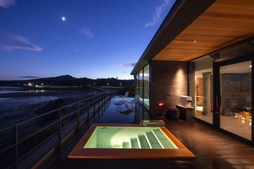 立ち姿勢で入れる、柔らかな水質が特徴の水風呂 立ち姿勢で入れる、柔らかな水質が特徴の水風呂