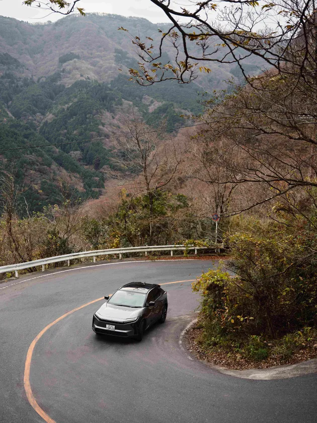 安田顕の心に新しい風を吹き込む。TOYOTA「bZ4X」と行く、休日のショートトリップ