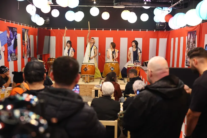 特設ステージでのイベントの様子 道頓堀 屋台村 祭の特設ステージ:定期的に迫力の和文化イベントを開催