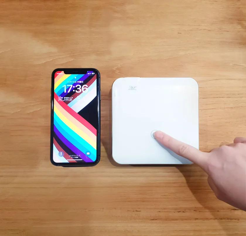 スマートフォンと並べた「カベーニPRO2」