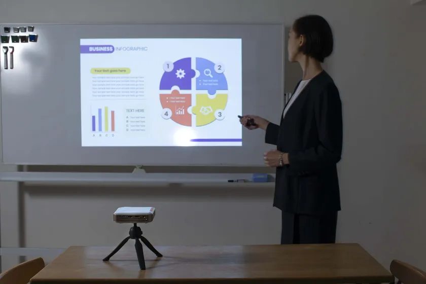 「カベーニPRO2」をプレゼンで使用している様子