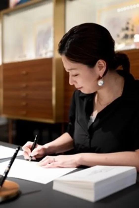 カリグラファーの島野真希さんの写真 カリグラファーの島野真希さん