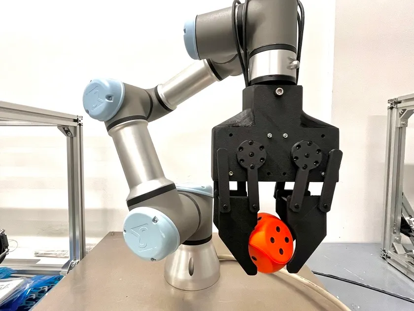 ロボットアームの先端に装着した「InSIGHT Grip」のプロトタイプ ロボットアームの先端に装着した「InSIGHT Grip」のプロトタイプ