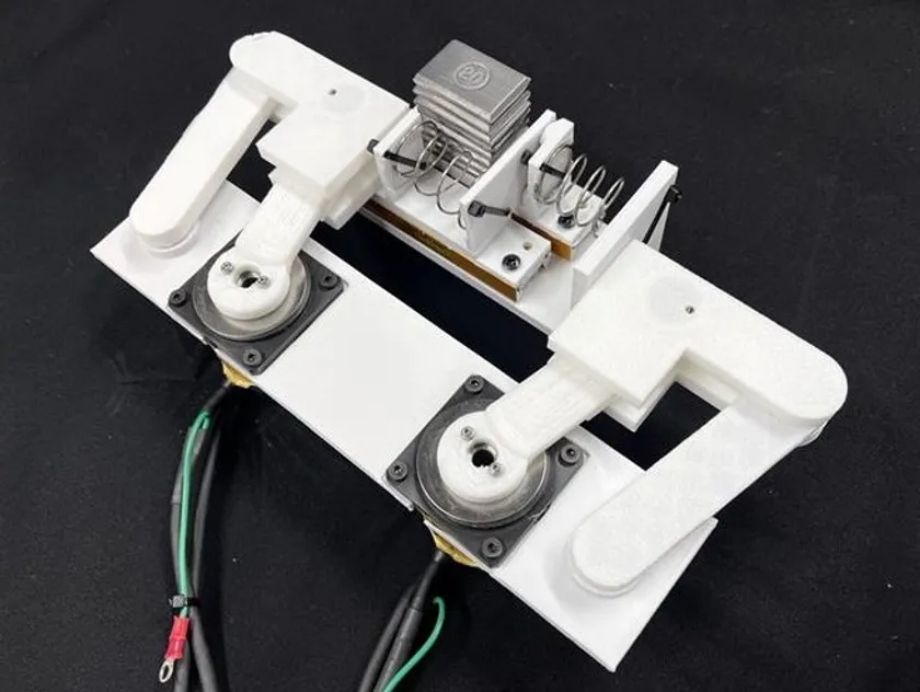 異なる硬さのばね(図上部)を用いて外部と内部を模した検証装置 異なる硬さのばね(図上部)を用いて外部と内部を模した検証装置