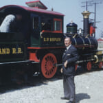 機関車E.P.RIPLEY号の前に立つウォルト・ディズニー