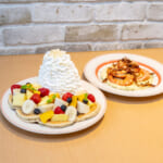 Eggs 'n Things「ハウオリフルーツパンケーキ」「ニューイヤーズ ラッキーシュリンプ」