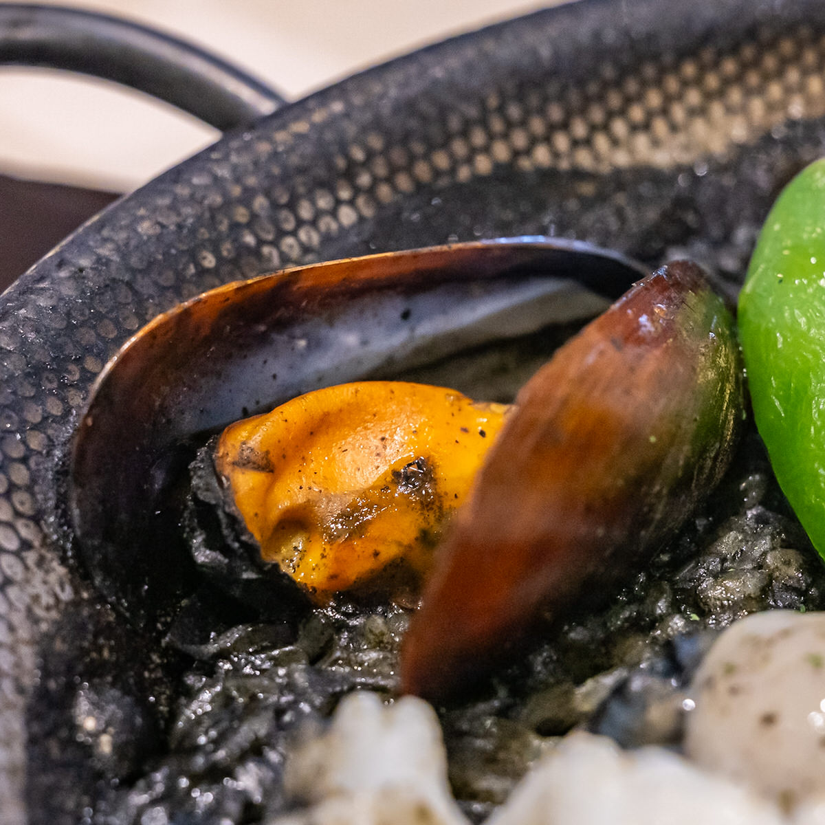 ハウステンボス/エルマーソ「【数量限定】牡蠣のパエリア」ムール貝