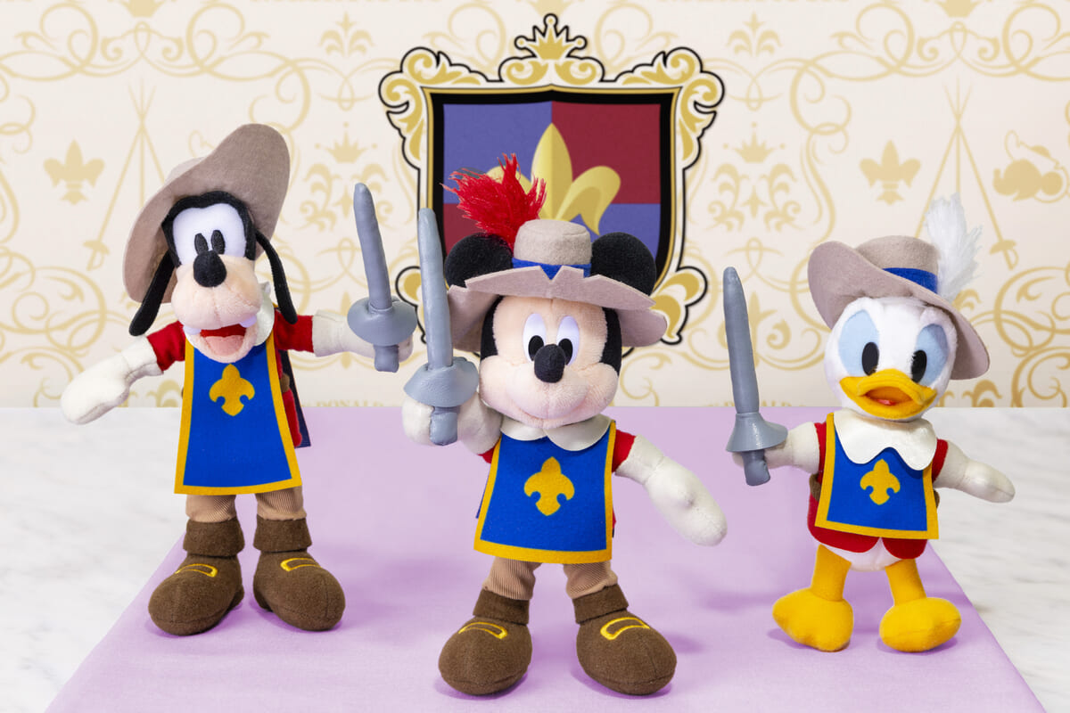 「ディズニー映画『ミッキー、ドナルド、グーフィーの三銃士』テーマ」東京ディズニーリゾート®オリジナルぬいぐるみバッジ