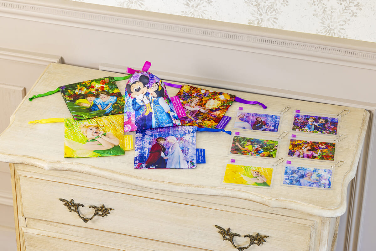 華やかなパープルやブルーの色彩が美しいきんちゃく、スライドジップケースなどの小物がアンティーク風のチェストに並ぶ様子