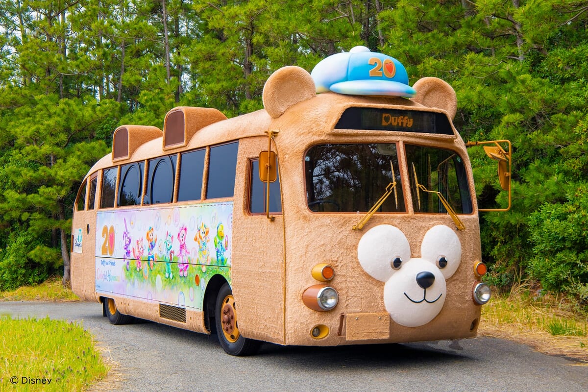 25周年特別デザインの「ダッフィーバス」展示