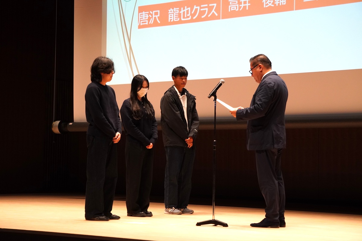 最優秀賞受賞の学生たちへホテル総支配人より表彰状授与