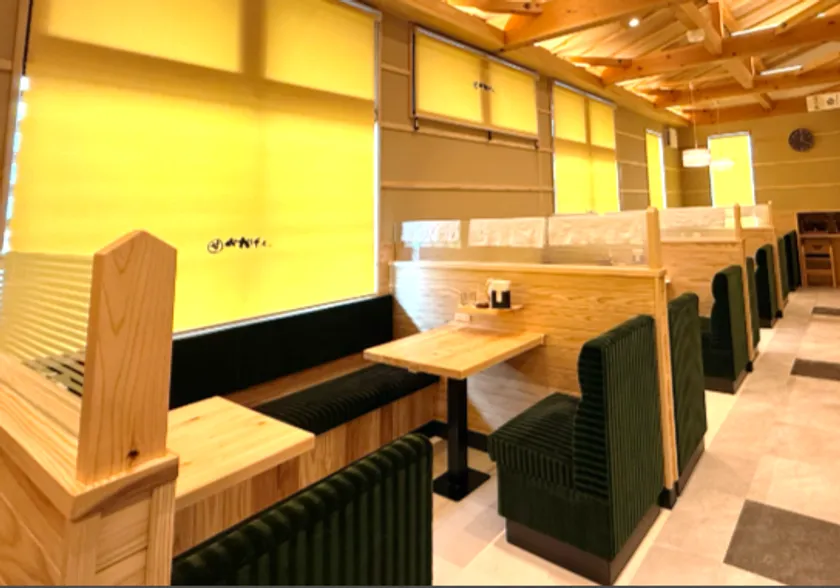 木製仕切りで区切られた半個室感のあるボックス席