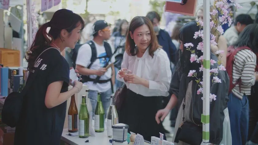 来場者とスタッフが会話する屋外試飲ブースの様子