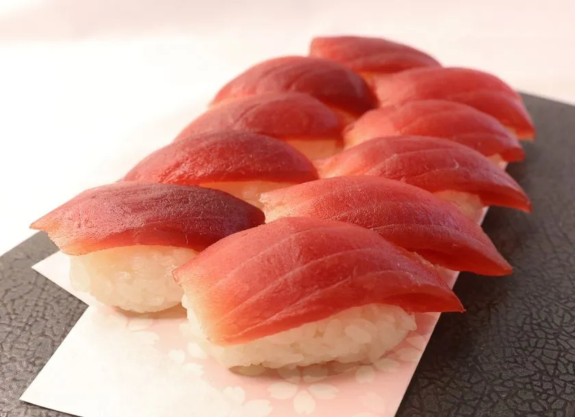 マグロの握り寿司が並ぶプレート