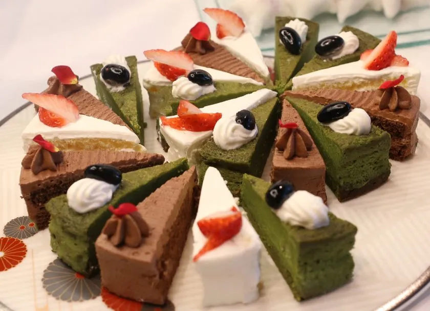 抹茶ケーキと苺ショートケーキのデザートプレート