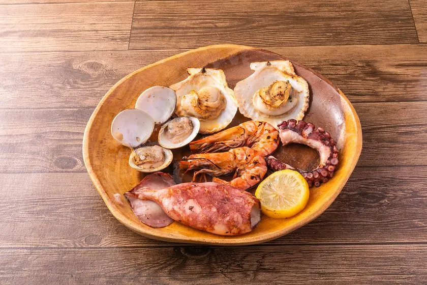 ホタテや海老やイカが並ぶ海鮮セット