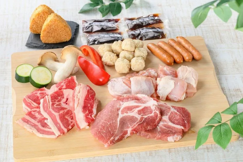 肉と野菜と焼きおにぎりが並ぶBBQ食材セット