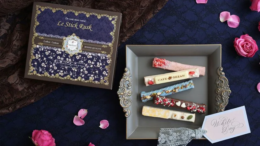 ネイビーの限定ボックスとスティックラスクのセット