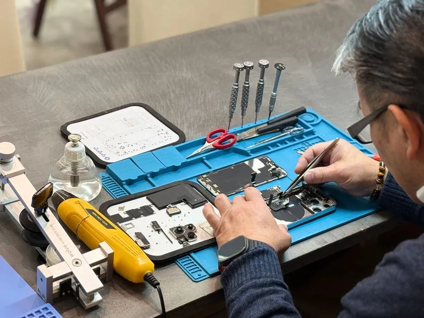 スマートフォン分解修理の実作業シーン
