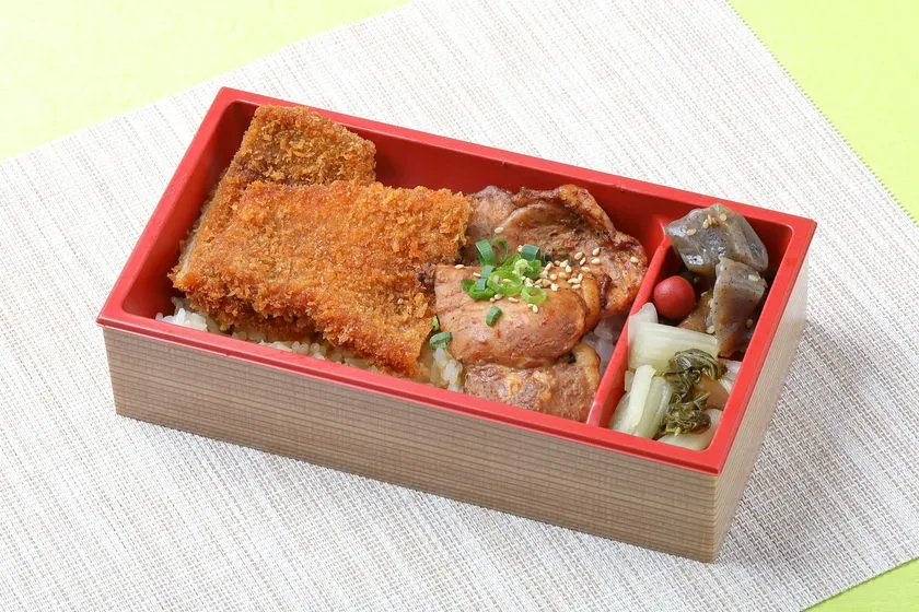 わらじかつと炙り豚みそが入ったSL弁当