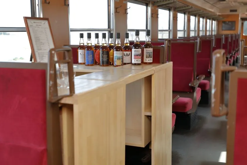 SL車内の特設BARカウンターに並ぶボトル