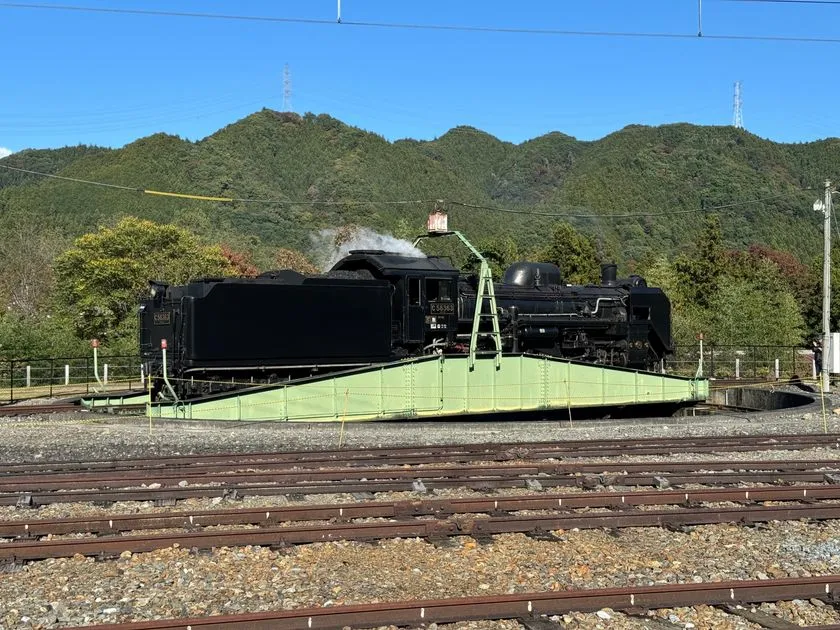 三峰口駅の転車台で方向転換するC58形蒸気機関車