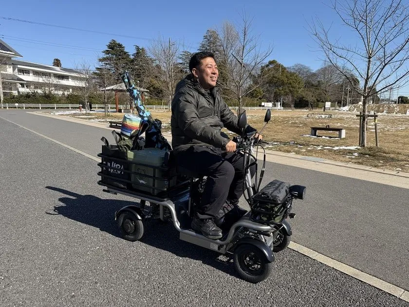 荷物を積載して走行するエレカーゴフルロング