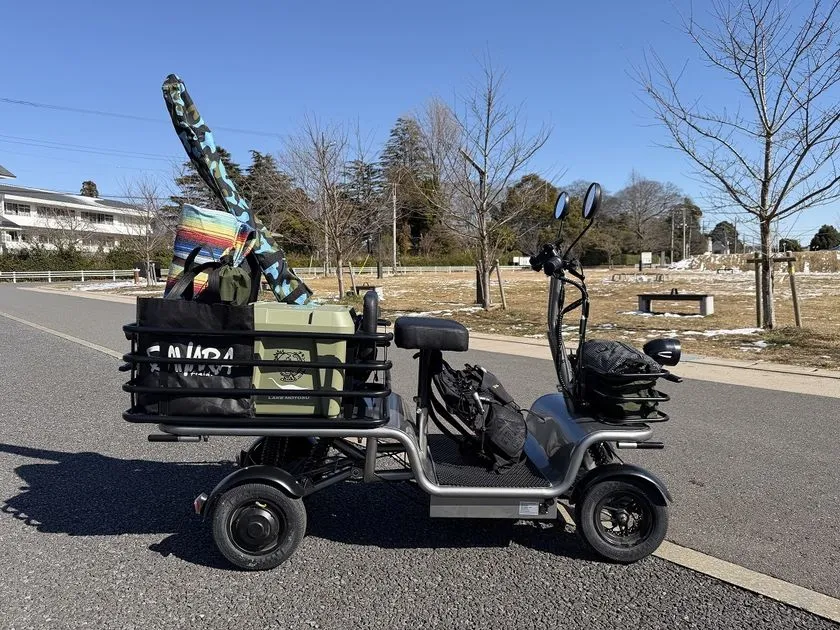 後ろカゴに荷物を積載したエレカーゴフルロングの全景