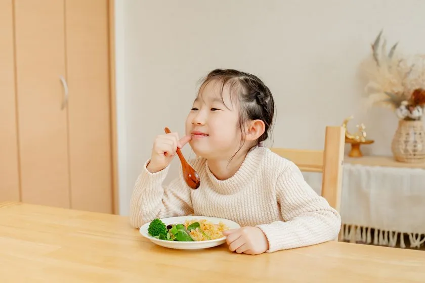 子どもがSUKUSUKU+の皿で食事する様子