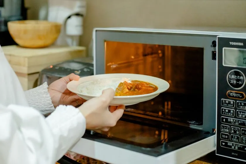 SUKUSUKU+の皿を電子レンジで温める使用シーン