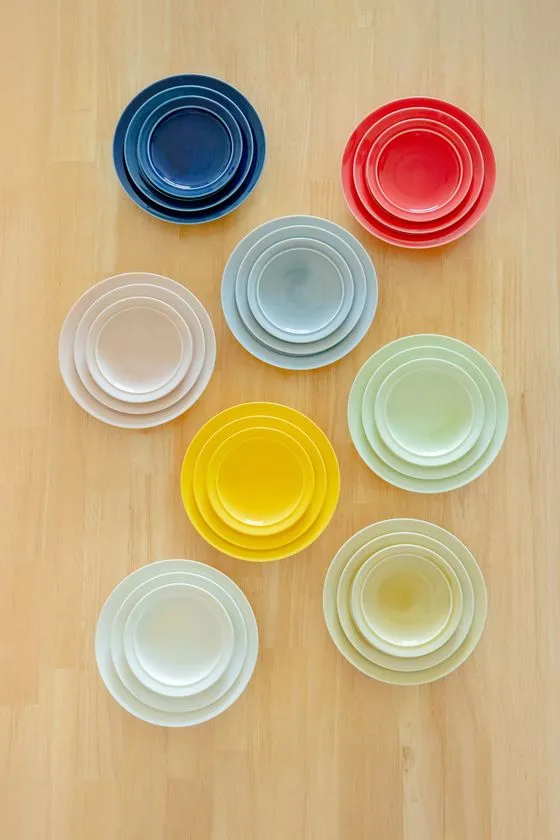 SUKUSUKU+の多色食器セットを並べた俯瞰画像