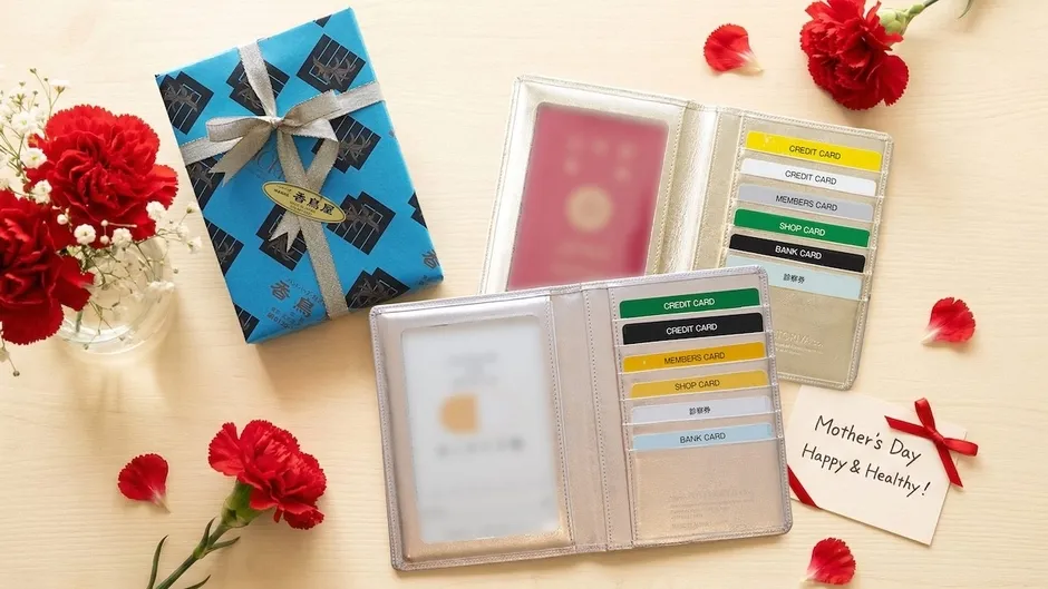 花やギフトボックスと並べたライフ・マルチケース