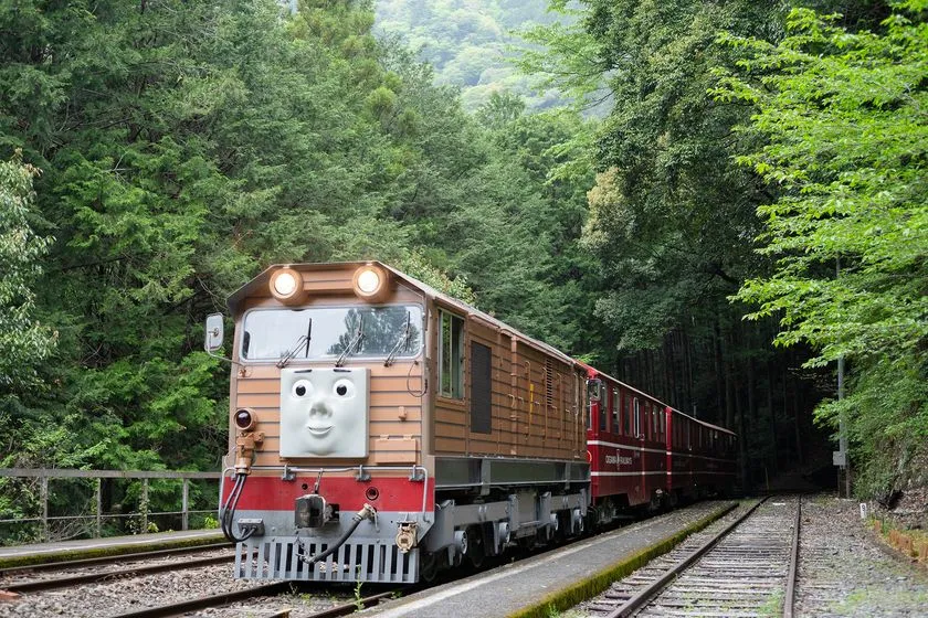 山あいを走るきかんしゃトビー号