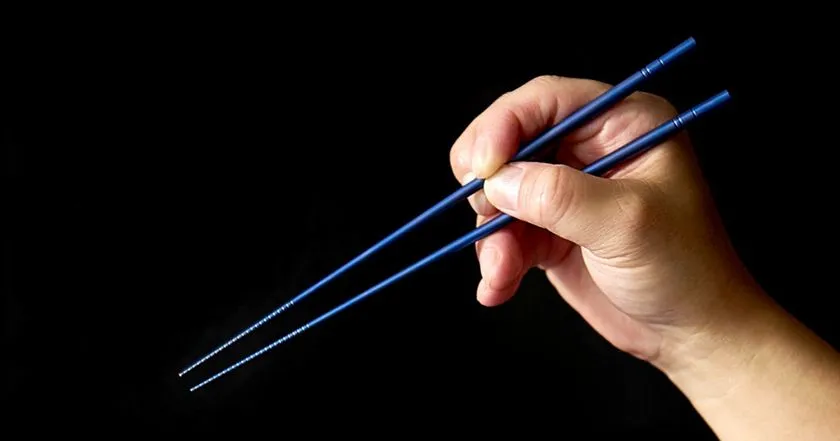 深い蒼色の64チタン箸「蒼律」の使用イメージ