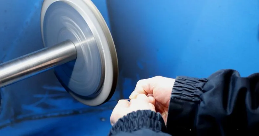 職人によるチタン箸の研磨仕上げ工程