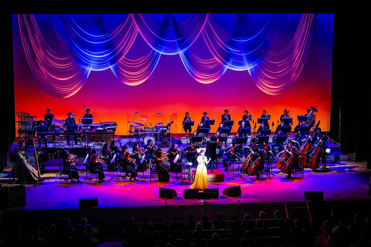 会場全体とフルオーケストラ編成のステージ全景