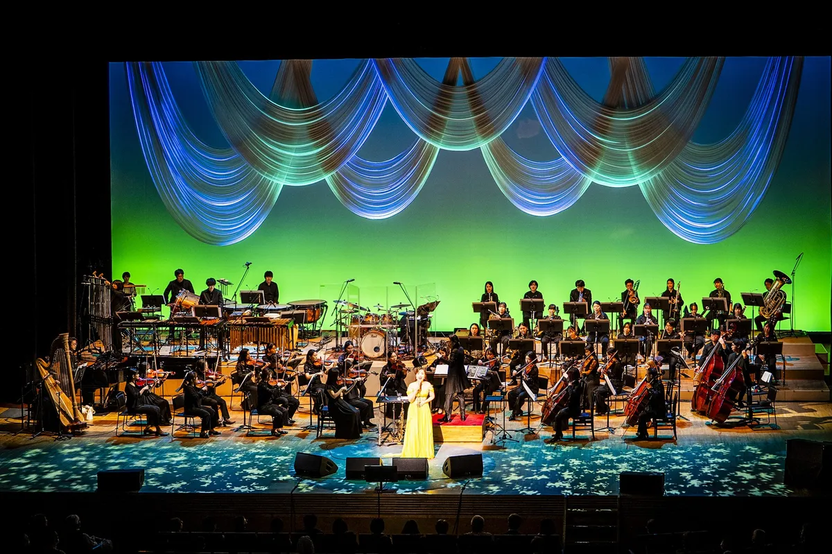客席後方から見たステージとオーケストラの一体感