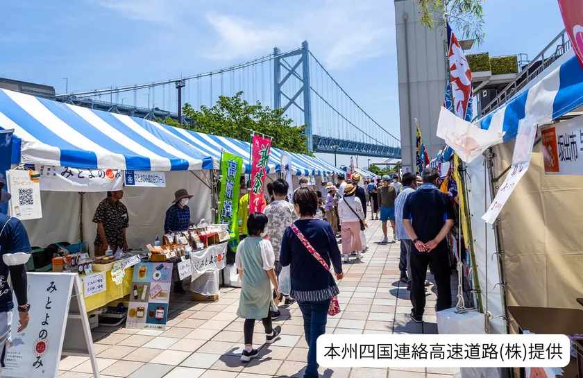 与島パーキングエリアで開催されるせとうち島旅フェス会場風景
