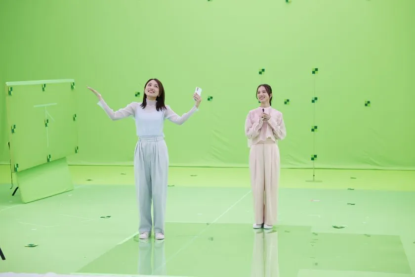 グリーンバックスタジオで撮影する川口春奈さんと清原果耶さん