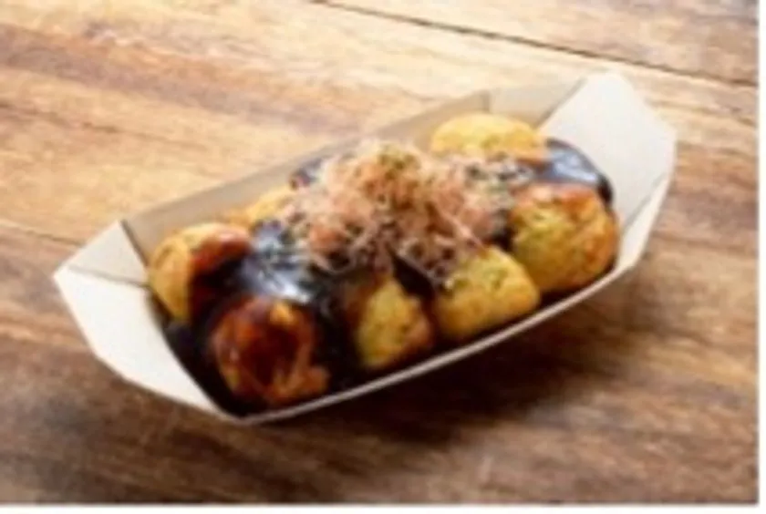 ソースと青のりがかかったたこ焼き8個