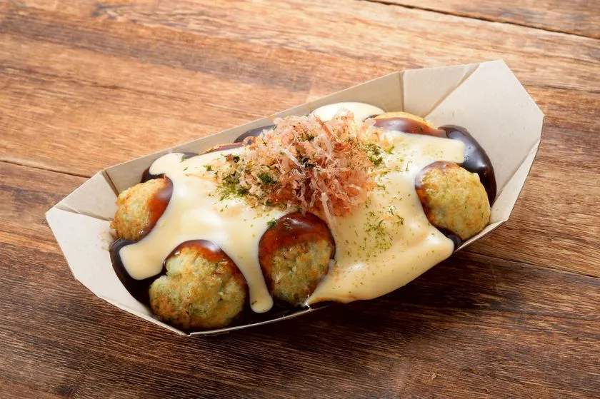 ソースとマヨネーズがかかったたこ焼き8個