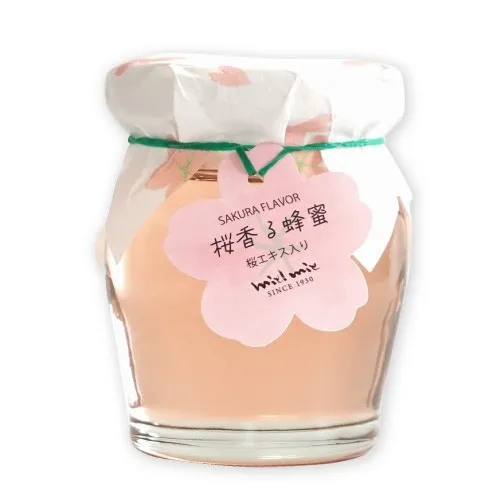 桜柄クロスと桜タグが付いた桜香る蜂蜜の小瓶
