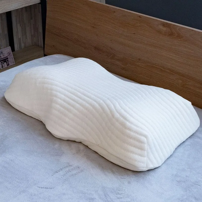 ベッド上に置かれた白いTPE枕OLOの製品イメージ