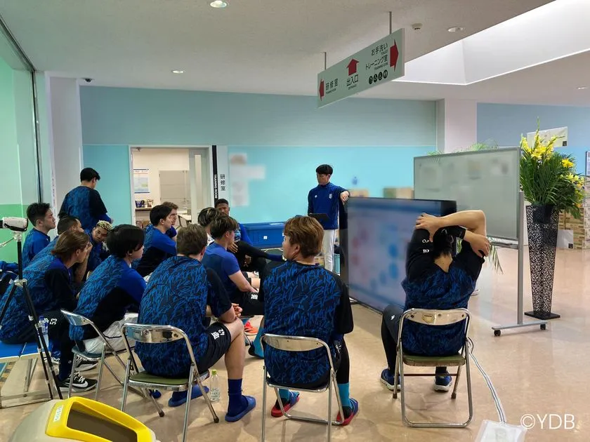 横浜DeNAベイスターズ選手が大型モニターでミーティングする様子